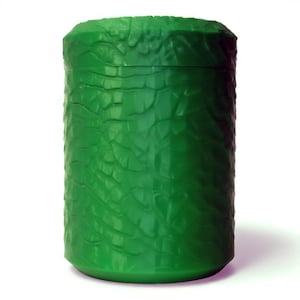 Puede incluir: Un recipiente cilíndrico verde con un patrón texturizado en forma de escamas. El recipiente tiene una tapa y una base redondeada. El diseño sugiere un tema reptiliano o de fantasía. El recipiente está hecho de un material opaco sólido.
