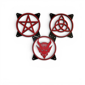 Pode incluir: Três peças de arte de parede em metal preto e vermelho. Uma apresenta um pentagrama vermelho, outra um nó triquetra vermelho e a terceira um rosto de demônio vermelho. Cada design está dentro de uma moldura circular e montado em uma base quadrada preta.