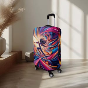 Pode incluir: Uma mala com rodas com um design abstrato vibrante. A obra de arte apresenta uma figura silhueta com cabelo esvoaçante em meio a fitas de cores rodopiantes, incluindo azuis, roxos e laranjas. A mala tem uma alça e rodas pretas.