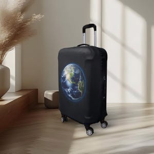 Earth Bagageöverdrag | Stretchigt resväskeskydd | Tvättbart reseöverdrag | Flera storlekar | Tillverkad i EU