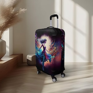 Peut inclure: Une valise noire à roulettes avec un design artistique vibrant. L'œuvre d'art représente une femme dans une robe fluide entourée de motifs tourbillonnants colorés de bleu, de violet et de rouge. La valise a une poignée rétractable et quatre roues.