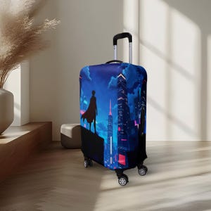 Peut inclure: Une valise à roulettes avec une housse vibrante représentant un paysage urbain nocturne. Le motif comprend une silhouette sur un toit, avec de grands bâtiments et des néons bleus, roses et violets. La valise a une poignée et des roues noires.