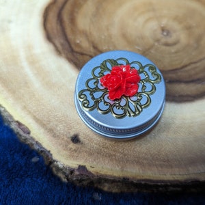 Red Rose Notions Tin: Knitting Storage with Stitch Markers