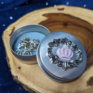 Royal Crown Knitting Notions Tin: Stitch Marker Set