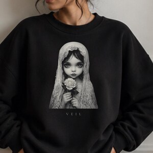 Gothic Girl Veil Sweatshirt – Dark Aesthetic Pullover – Witchy Clothing – Emo Goth Crewneck – Melancholic Art Sweater – Alternative Fashion