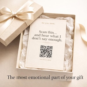 Könnte beinhalten: Beige Geschenkbox mit Satinbandschleife. Im Inneren befindet sich eine Karte mit der Aufschrift "for you, mom." mit dem Text "Scan this... and hear what I don't say enough." und einem QR-Code. Der Text "The most emotional part of your gift" steht darunter.