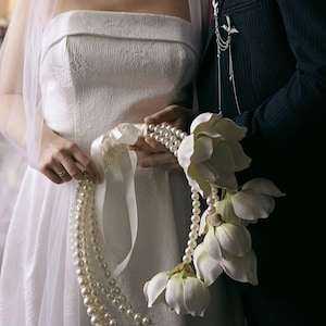 Luxury Magnolia Pearl Hoop Bridal Bouquet – Modern Wedding Ring Bouquet – Perlen Brautstrauß