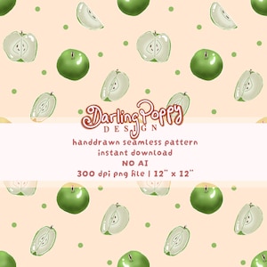 Könnte beinhalten: Ein nahtloses Muster mit grünen Äpfeln und Apfelscheiben auf hellpfirsichfarbenem Hintergrund, mit kleinen grünen Punkten. Das Design enthält den Text "Darling Poppy Design" und "handdrawn seamless pattern". Die Datei ist 30.48 cm x 30.48 cm groß.