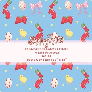 Könnte beinhalten: Ein nahtloses Muster mit Ostermotiven auf hellblauem Hintergrund. Es zeigt rote Erdbeerhasen, gelbe Küken, verzierte Eier, rosa Schleifen und Erdbeeren. Der Text "Darling Poppy Design" ist ebenfalls vorhanden. Die Datei ist 30,48 cm x 30,48 cm groß.