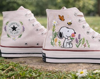 Lindas zapatillas altas con estampado floral de Snoopy, zapatos de lona rosa bordados, regalo personalizado de perro de dibujos animados con abeja y mariposa para ella.