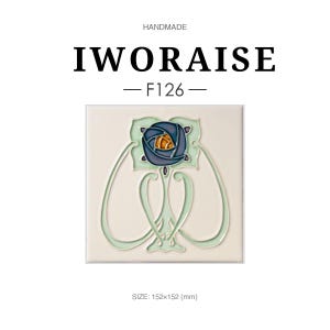 Può includere: Piastrella quadrata fatta a mano con un motivo floreale stilizzato. Presenta un fiore blu e oro al centro, circondato da accenti verde chiaro e crema. La piastrella è etichettata "IWORAISE - F126" e misura 152x152 mm.