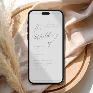 Puede incluir: Un smartphone muestra una invitación de boda con una escritura elegante. El texto dice "The Wedding of Rebecca Anderson & William Robson". Incluye fecha, dirección y una nota de recepción. El teléfono está sobre una superficie de tono neutro.