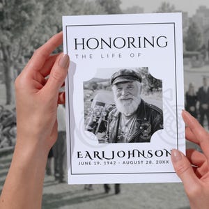 以下が含まれることがあります： 手で持たれた白黒の追悼カード。「HONORING THE LIFE OF EARL JOHNSON」と書かれ、革ジャンと帽子をかぶった男性の写真が載っています。カードには「JUNE 19, 1942 - AUGUST 28, 20XX」の日付も含まれています。