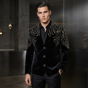 Schwarzer, mit Samt verzierter Blazer für Männer – Goldperlen-Designer-Jacke, Gothic-Luxus-Abendgarderobe, Statement-Mantel im Militärstil