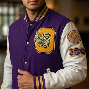 Chaqueta universitaria tipo Letterman de color morado con parche de búho, estilo bomber unisex, de lana y con mangas de cuero.