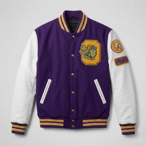 Puede incluir: Chaqueta universitaria morada y blanca con ribetes a rayas doradas y blancas. Presenta un parche de búho en el pecho y un parche "CAPTAIN" en la manga. La chaqueta tiene una parte delantera abotonada y mangas blancas.