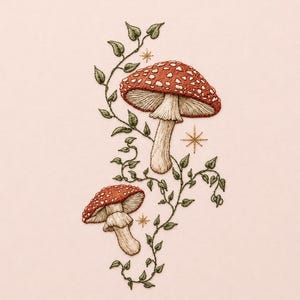 Può includere: Un ricamo raffigurante due funghi rossi con macchie bianche e gambi color beige. Un viticcio verde serpeggiante con piccole foglie si intreccia tra i funghi, accentuato da diverse piccole stelle ricamate di colore dorato.