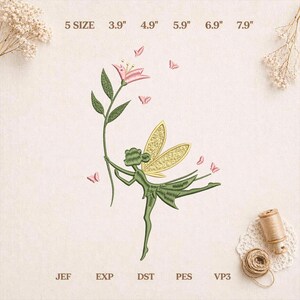 Puede incluir: Un diseño de bordado que muestra una hada verde con alas amarillas sosteniendo un lirio rosa, rodeada de pequeñas mariposas rosas. El texto incluye 5 SIZE 3.9" 4.9" 5.9" 6.9" 7.9" y formatos JEF, EXP, DST, PES, VP3 sobre tela clara.
