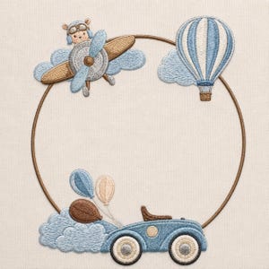Op de afbeelding: Een borduurontwerp op crèmekleurige stof met een cirkelvormig bruin frame. Het bevat een berenpiloot in een beige vliegtuig, een blauw-wit gestreepte heteluchtballon en een blauwe auto met drie ballonnen, omringd door lichtblauwe wolken.