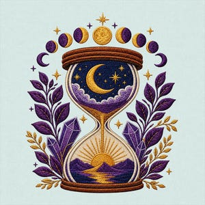 Könnte beinhalten: Ein gesticktes Sanduhrmotiv mit einer Mondsichel und Sternen im oberen Teil sowie einer aufgehenden Sonne über Bergen im unteren Teil. Das Design wird von violetten Blättern, Kristallen und einem goldenen Mondphasenbogen kunstvoll umrahmt.