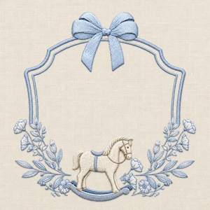 Puede incluir: Un diseño de bordado sobre tela beige claro que presenta un marco decorativo azul claro rematado con un lazo. El marco está adornado con ramas florales azul claro y un pequeño caballito balancín color crema con silla azul.