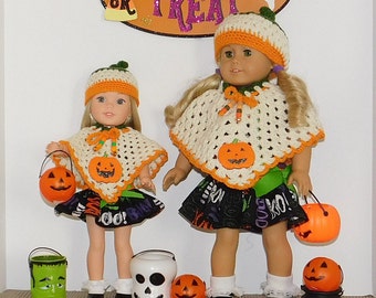 以下が含まれることがあります： カボチャをテーマにしたハロウィーンの衣装を着た人形が2体。人形はオレンジと白の編み物帽子とポンチョを着ています。人形はオレンジ色のカボチャ型のバケツを持っています。人形は「トリック・オア・トリート」と書かれた看板の前に立っています。