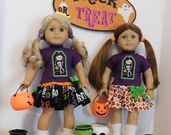 以下が含まれることがあります： ハロウィンコスチュームを着た2体のドールが、トリックオアトリートバッグを持っています。ドールは、骸骨のグラフィックが描かれた紫色のシャツとカラフルなスカートを着用しています。後ろの看板には「トリックオアトリート」と書かれています。