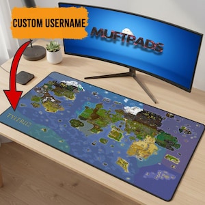 Op de afbeelding: Een rechthoekige gaming muismat met een gedetailleerd kaartontwerp, met een blauwe oceaan en landmassa's. De tekst "TYLER112" is zichtbaar. De woorden "CUSTOM USERNAME" staan in een oranje banner. Een gebogen monitor staat op de achtergrond.