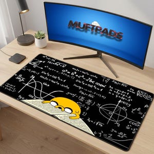 Könnte beinhalten: Schwarzes rechteckiges Mauspad mit mathematischen Gleichungen und einer Zeichentrickfigur. Das Mauspad hat einen schwarzen Hintergrund mit weißen Gleichungen und einer gelben Zeichentrickfigur. Der Text "MUFTPADS" befindet sich auf dem Monitor im Hintergrund.