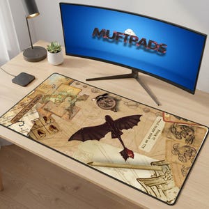 Puede incluir: Alfombrilla de ratón rectangular con un gráfico de dragón y un fondo temático de mapa. La alfombrilla tiene un borde negro e incluye el texto "All we know about you... is wrong". Un monitor de ordenador está en el fondo.
