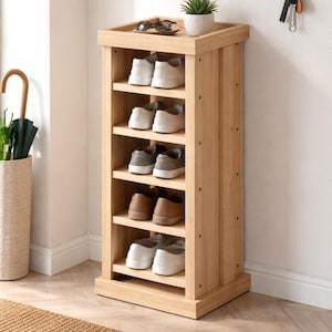Può includere: Una scarpiera in legno chiaro con cinque ripiani, che contiene diverse paia di scarpe. La scarpiera ha un design rettangolare semplice. Una piccola pianta in vaso e occhiali da sole sono sulla parte superiore. Le scarpe sono bianche, grigie e marroni.