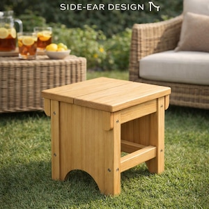Könnte beinhalten: Ein hellbrauner Gartenhocker aus Holz mit seitlichem Ohrendesign. Der Text CLASSIC SCANDINAVIAN GARDEN STOOL SIDE-EAR DESIGN ist über dem Hocker sichtbar. Der Hocker hat eine flache Sitzfläche, vier Beine und bogenförmige Ausschnitte.
