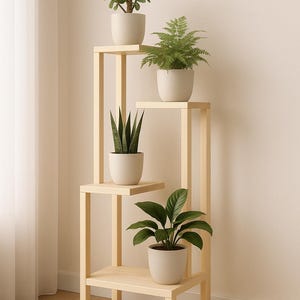 Può includere: Un portapiante in legno chiaro a quattro livelli, ognuno con una pianta in vaso. Le piante includono una pianta di giada, una felce, una sansevieria e una pianta a foglie verdi. I vasi sono di colore neutro.