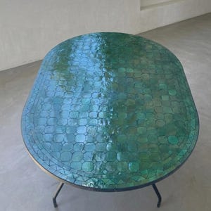 Peut inclure: Ensemble de trois mugs en céramique avec une finition mate et mouchetée. Les tasses sont de couleur crème, gris clair et gris foncé. Chaque mug a un design simple et minimaliste.