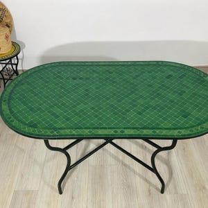 Szmaragdowo zielony, ręcznie robiony, owalny stół jadalny z mozaiki – marokański stół z płytek zellige – solidny stół dekoracyjny na patio – stół Artisan Furniture