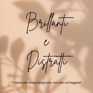 Peut inclure: Fond beige avec l'inscription "Brillanti e Distratti" en écriture noire. En dessous, le texte se lit "Capire per accompagnare, non per correggere." Les mots "MagnificaMente ADHD" et "Di G. Mes" sont également présents.