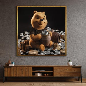 Könnte beinhalten: Gerahmtes Kunstwerk mit einem Plüsch-Winnie-the-Pooh, der einen Topf voller Bargeld hält. Das Bild zeigt Münzstapel, verstreute Banknoten und einen dunklen Hintergrund, alles in einem goldenen Rahmen.