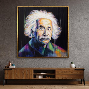 Może przedstawiać: Oprawiony portret Alberta Einsteina ze złotą ramą. Grafika przedstawia kolorową, ekspresyjną reprezentację Einsteina na czarnym tle. Jego białe włosy i wąsy są widoczne, a jego ubrania mają żywe odcienie.