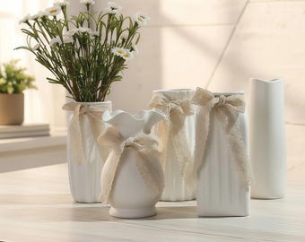 Jarrón de cerámica blanca para flores, jarrón para flores secas con lazo, jarrón de escritorio de estilo nórdico, regalo moderno para decoración de estantes.