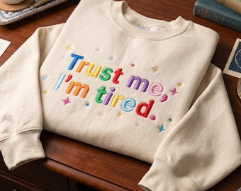 Broderad tröja med "Lita på mig, jag är trött", roligt citat, söt tröja med regnbågstext, introvert humor, mysig present till henne