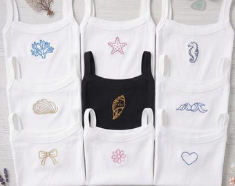 Broderat linne med havsikon, minimalistiskt strandlinne, söt topp med snäckskal och sjöstjärna, estetisk sommaroutfit, kustpresent till henne