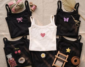 Broderade linnen set, anpassade broderidesigner, söt fjäril, hjärta, körsbär, prästkrage, present till henne, sommartoppar, personliga kläder