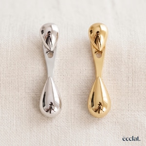 Peut inclure: Deux composants de boucle d'oreille en métal, l'un argenté poli et l'autre doré poli. Chaque pièce présente une forme de goutte allongée et lisse avec une petite ouverture circulaire près du sommet. Le nom de marque éclat est imprimé dans le coin.