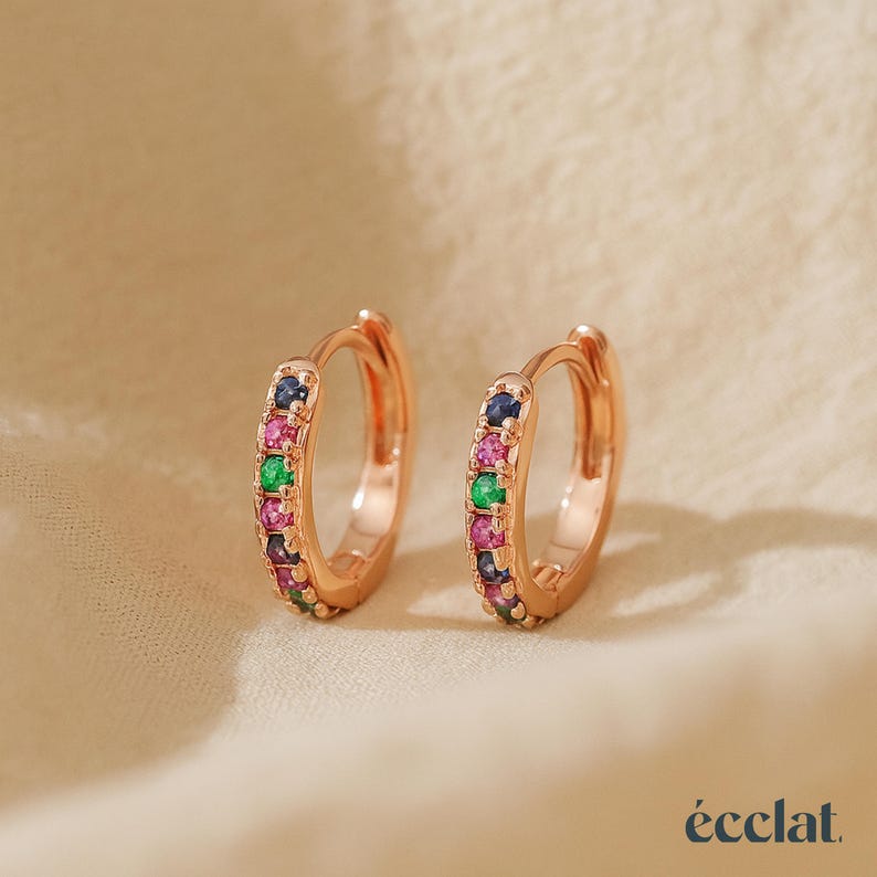 Boucles d'oreilles en zircone multicolore, créoles en acier inoxydable, boucles d'oreilles Huggie colorées, créoles pavé CZ, boucles d'oreilles Dainty Huggie Rose Gold