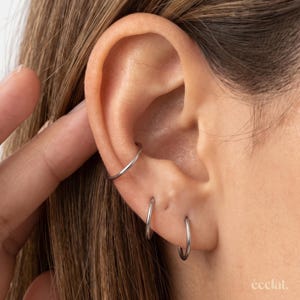 Minimalistiska ringörhängen, Huggie Hoops i 18k guld, Små ringörhängen, Stapelbara smycken för vardagsbruk, Enkla ringar