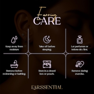 Peut inclure: Conseils d'entretien des boucles d'oreilles sur fond sombre. Le texte conseille d'&eacute;viter l'humidit&eacute;, de retirer les boucles d'oreilles avant de dormir et de laisser s&eacute;cher les lotions. Autres conseils : retirer les boucles d'oreilles avant de nager ou de faire de l'exercice.