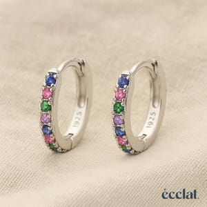 Boucles d'oreilles en zircone multicolore, créoles en acier inoxydable, boucles d'oreilles Huggie colorées, créoles pavé CZ, boucles d'oreilles Dainty Huggie Silver