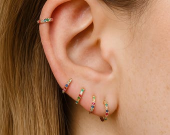Boucles d'oreilles en zircone multicolore, créoles en acier inoxydable, boucles d'oreilles Huggie colorées, créoles pavé CZ, boucles d'oreilles Dainty Huggie