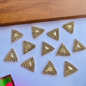 Handgemaakte gouden driehoekige patches met strasssteentjes, set van 12