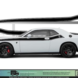 May include: White coupe with black racing stripes and a stylized emblem. The car has black wheels with red brake calipers. Additional black stripes are above the car. The image includes text in French.